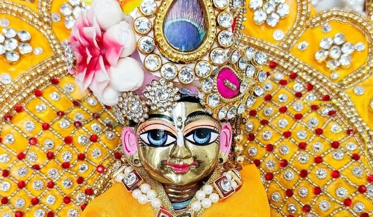 How Helpful Is It to Buy Banke Bihari Ji Poshak Online for Your Daily Puja Needs?